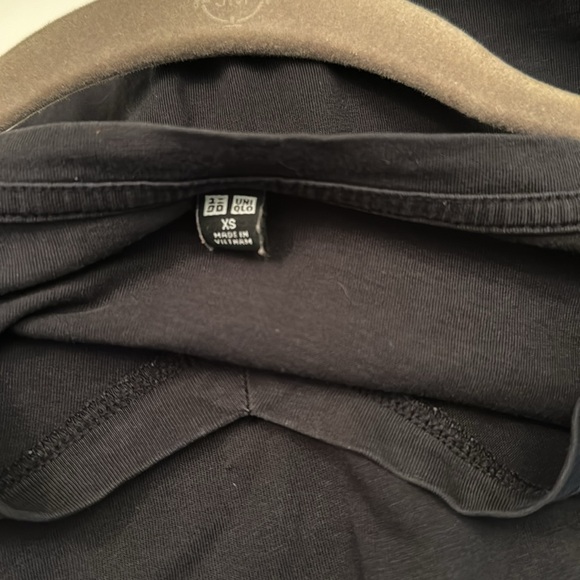 Uniqlo black v neck t-shirt in EUC - Picture 3 of 3